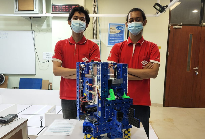 Dua Mahasiswa PENS Raih Peringkat 6 Kompetisi Robot Dunia