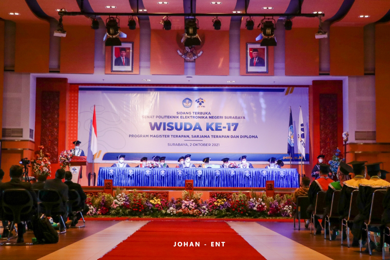 Luluskan 737 Wisudawan, PENS Helat Sidang Senat Terbuka Wisuda ke-17