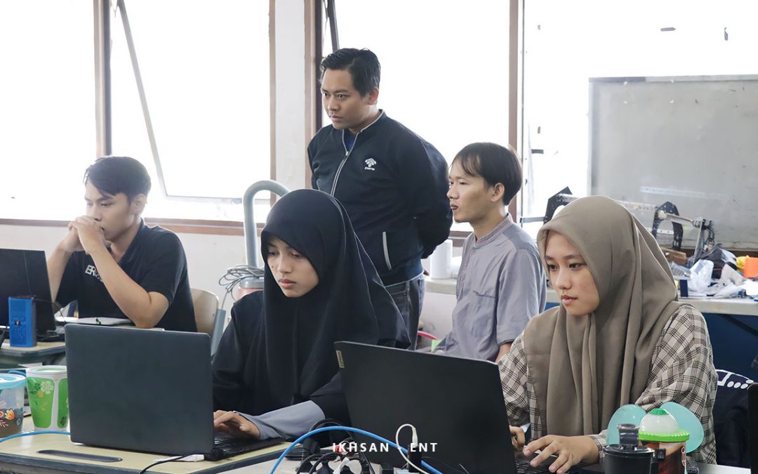 Mulai Berlaga di KRI Wilayah II 2023, Tim Robot PENS Tampilkan Keunggulannya