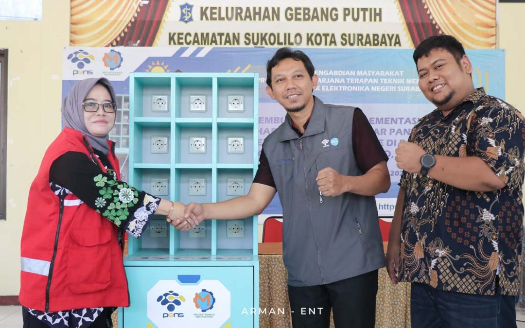 Implementasikan Sistem Charging Station Solar Panel, Prodi Sarjana Terapan Teknik Mekatronika PENS Sukses Laksanakan Pengabdian Masyarakat